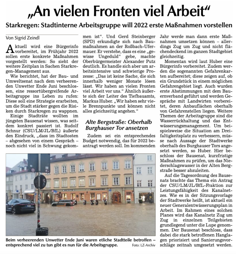 Überschwemmte Altstadt von Landshut mit Wasser bedeckten Platz und Geschäftshäusern während Unwetter.