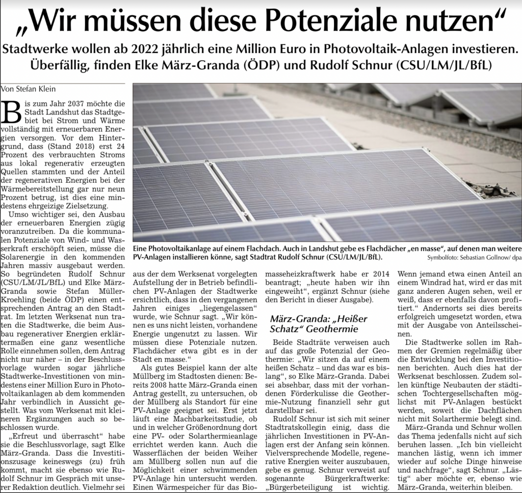 Photovoltaikanlage mit mehreren Solarmodulen auf einem Flachdach eines Wohngebäudes.