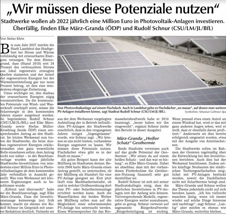 Photovoltaikanlage mit mehreren Solarmodulen auf einem Flachdach eines Wohngebäudes.