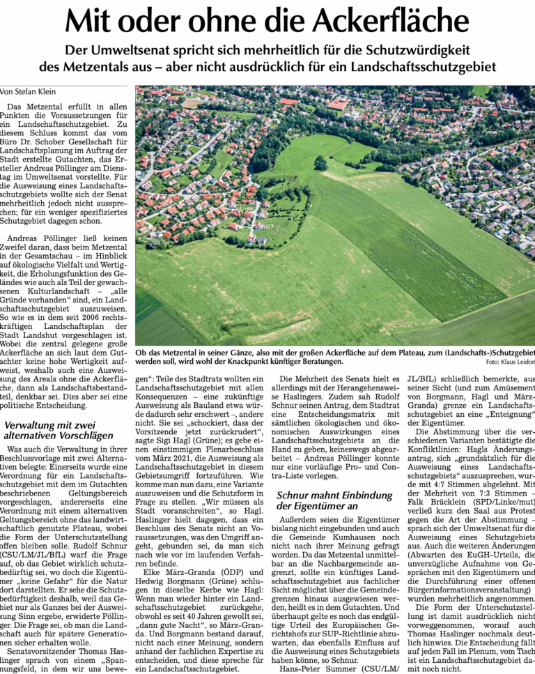 Luftaufnahme des grünen Metzentals mit Ackerflächen und angrenzender Wohnbebauung in Landshut.
