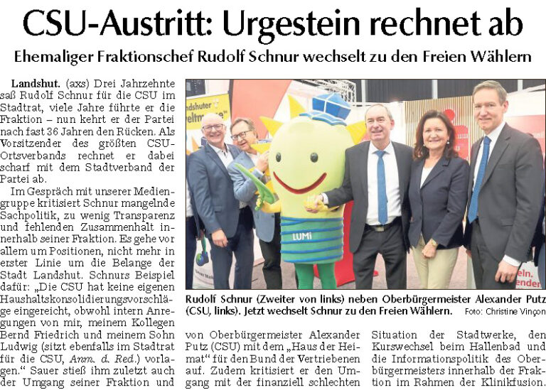 Rudolf Schnur zwischen Oberbürgermeister Alexander Putz und anderen CSU-Mitgliedern neben Maskottchen bei Veranstaltung.