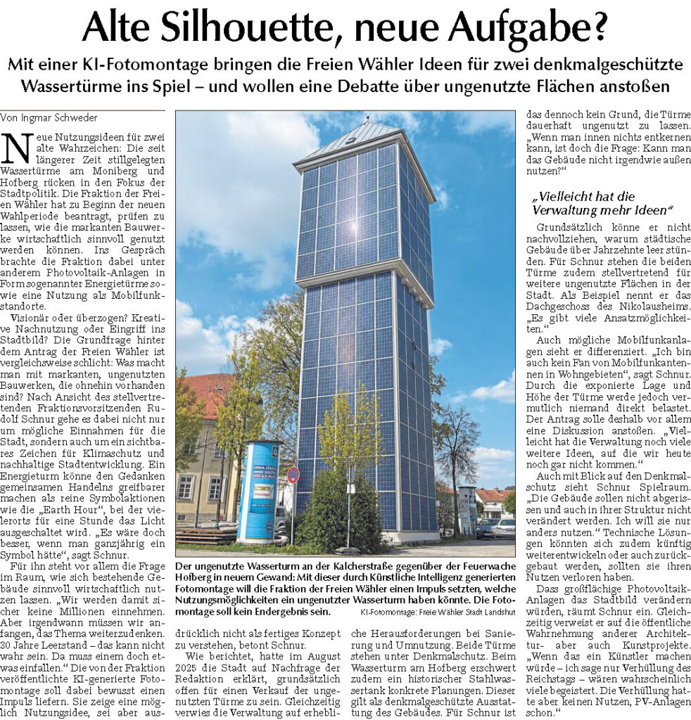 Hoher moderner Turm mit Solaranlagen und rundem Fenster, daneben historisches Gebäude vor blauem Himmel