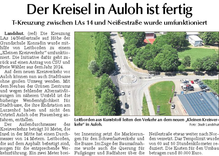 Luftaufnahme des neuen Kreisverkehrs in Auloh mit geparkten Fahrzeugen und Grünanlagen